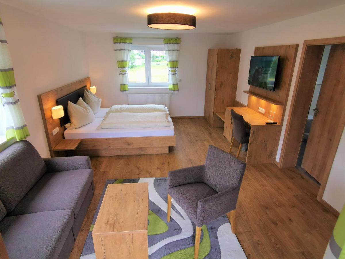 Hotel Gruener Baum Mit Restaurant & Wellness Oberzent Esterno foto
