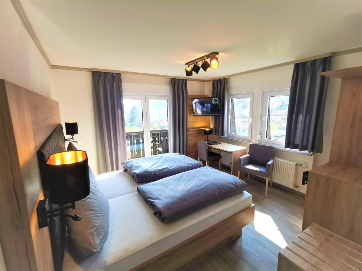 Hotel Gruener Baum Mit Restaurant & Wellness Oberzent Esterno foto