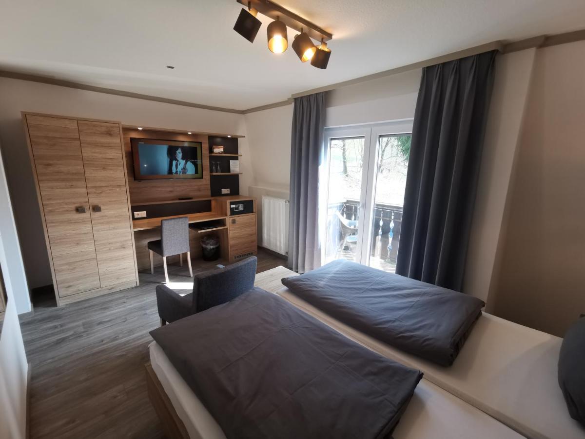 Hotel Gruener Baum Mit Restaurant & Wellness Oberzent Esterno foto