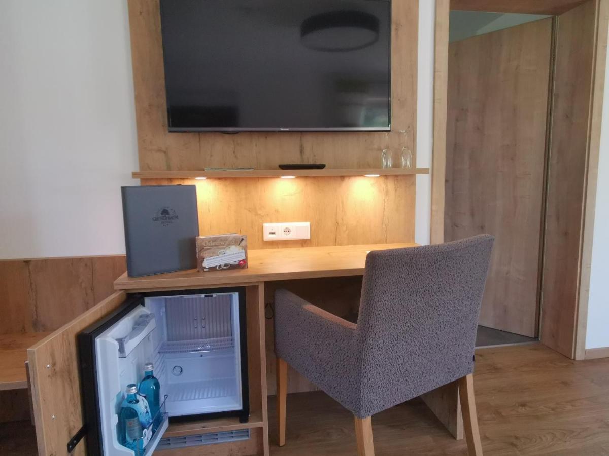 Hotel Gruener Baum Mit Restaurant & Wellness Oberzent Esterno foto