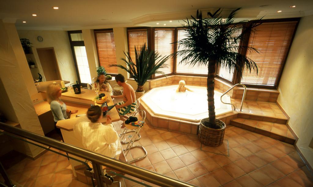 Hotel Gruener Baum Mit Restaurant & Wellness Oberzent Esterno foto