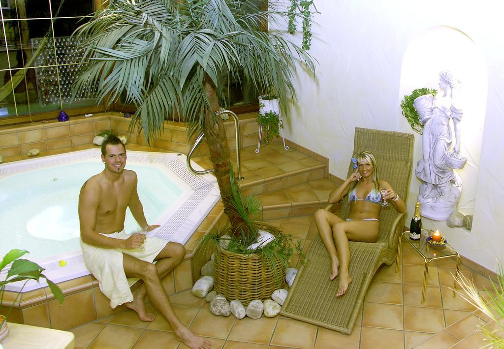 Hotel Gruener Baum Mit Restaurant & Wellness Oberzent Esterno foto
