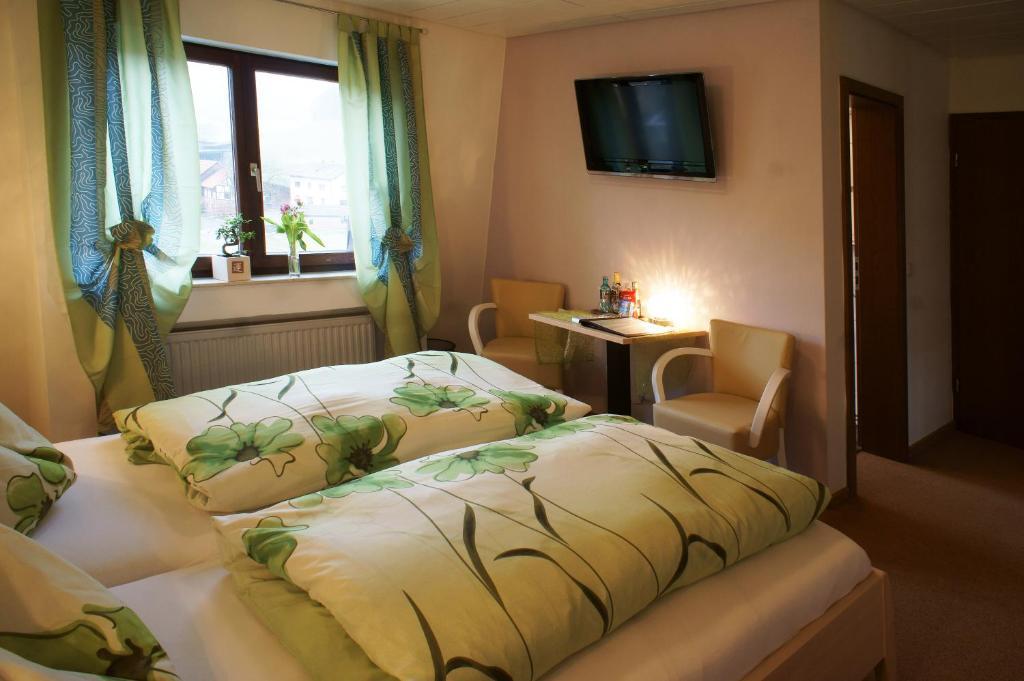 Hotel Gruener Baum Mit Restaurant & Wellness Oberzent Camera foto