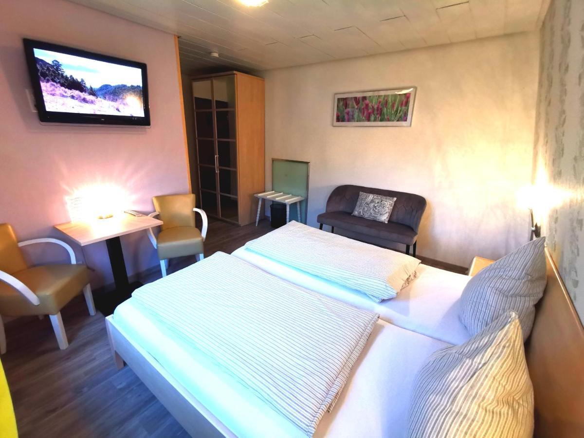 Hotel Gruener Baum Mit Restaurant & Wellness Oberzent Esterno foto
